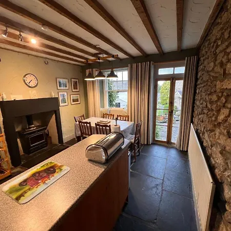 Rock - Log Burners And Jacuzzi Bath * Lindale