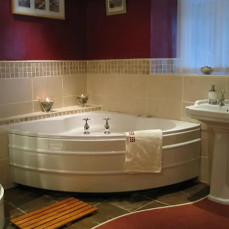 Rock - Log Burners And Jacuzzi Bath *
