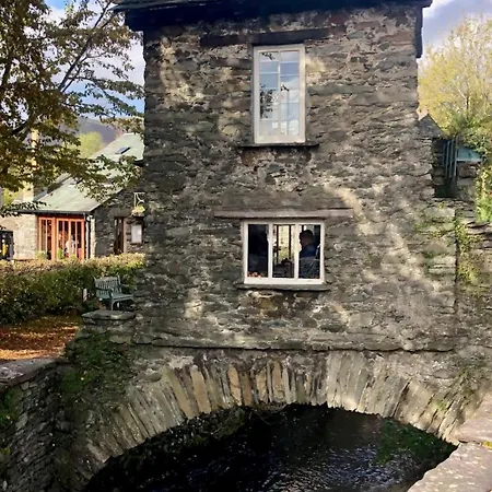 Rock - Log Burners And Jacuzzi Bath 度假居